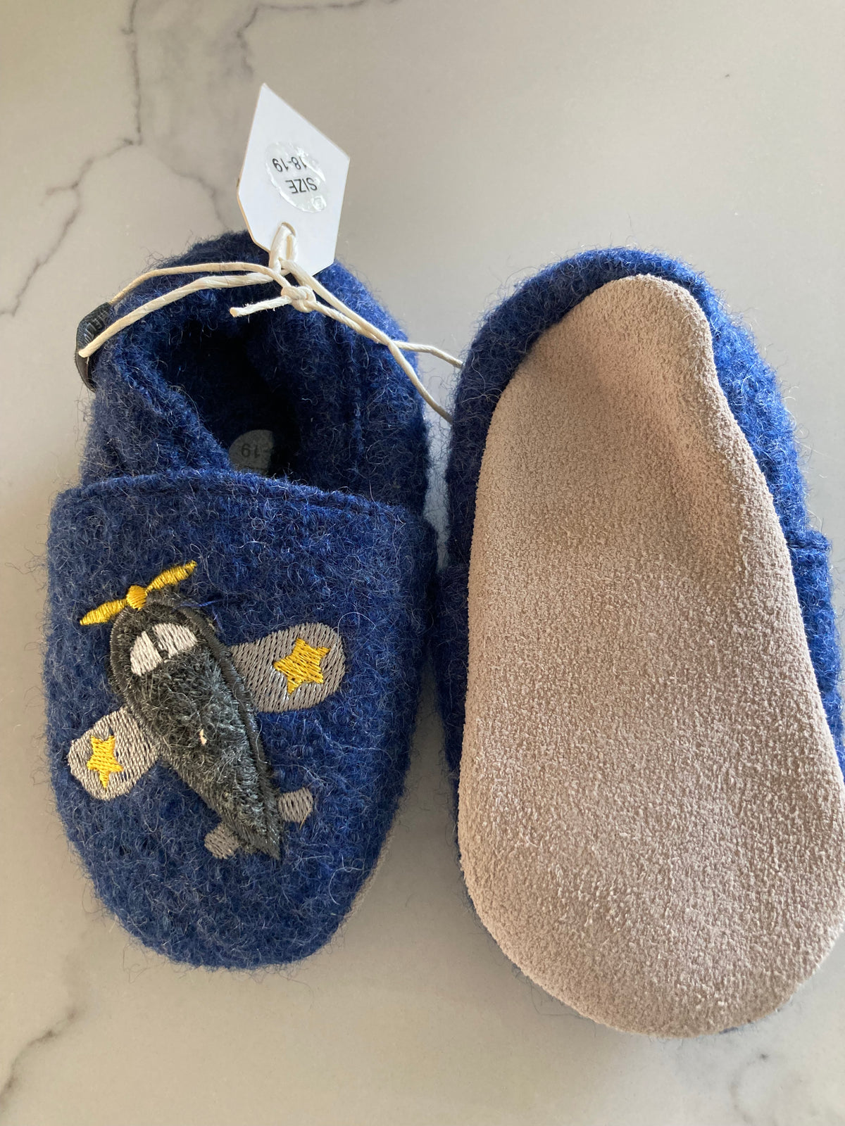 Donkerblauwe vilten babyslofjes met vliegtuig van Melton