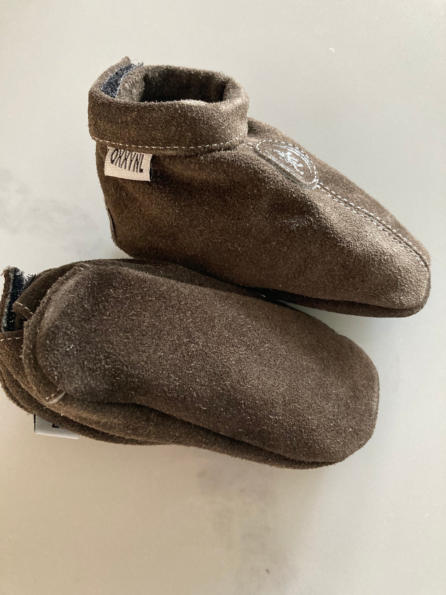 Donkerbruine suede babyslofjes van Oxxy