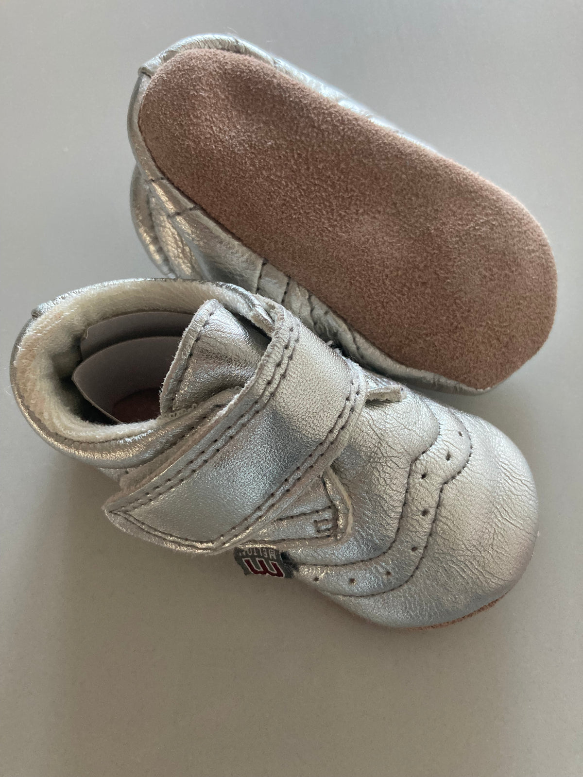 Zilverkleurige leren babyslofjes van Melton