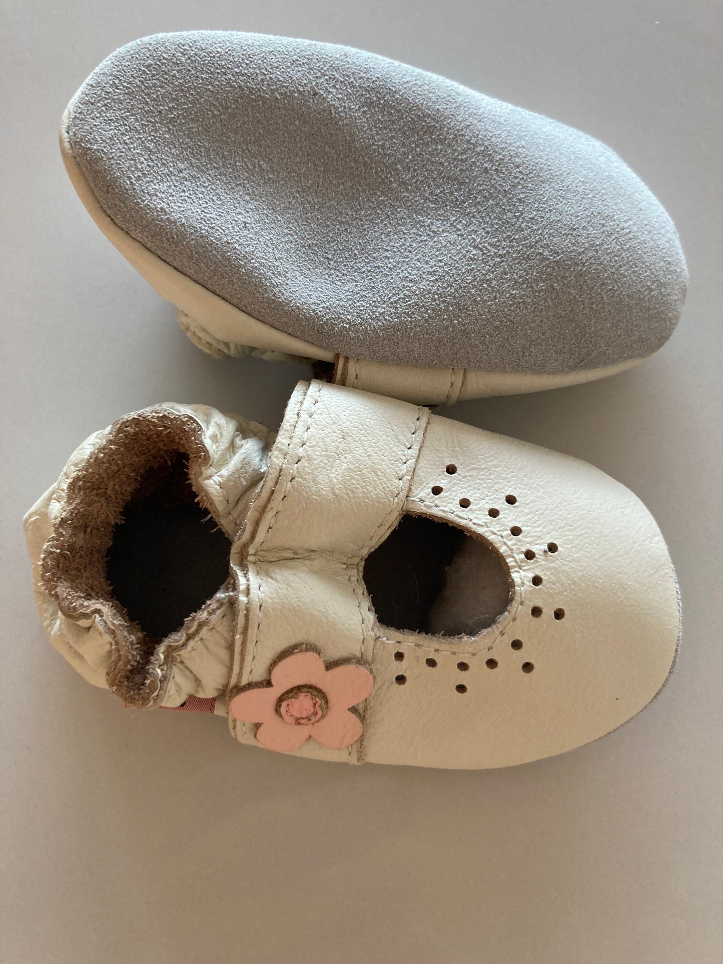 Cremekleurige leren meisjes babyslofjes