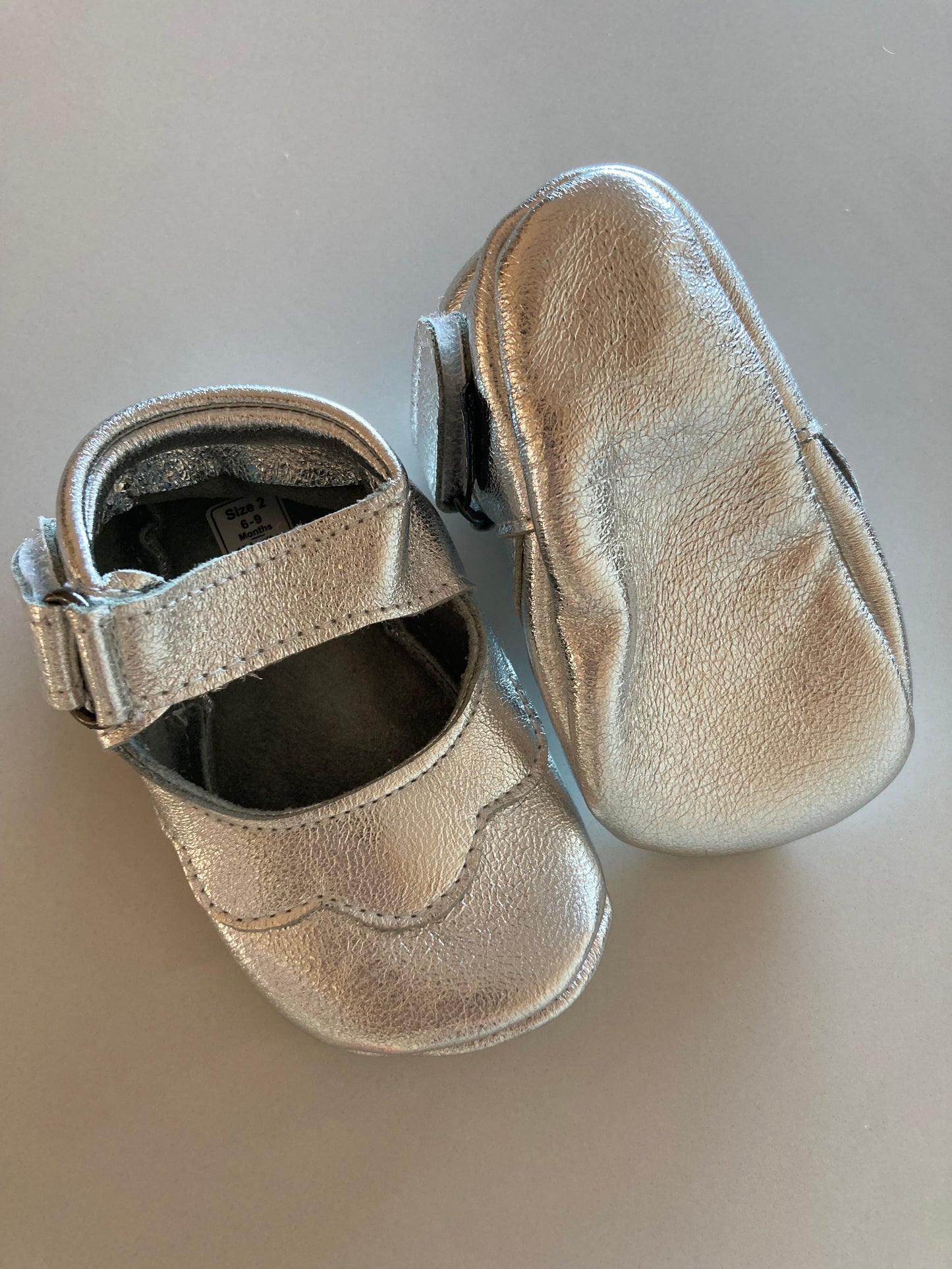 Zilverkleurige leren meisjes babyslofjes van Baby Paws