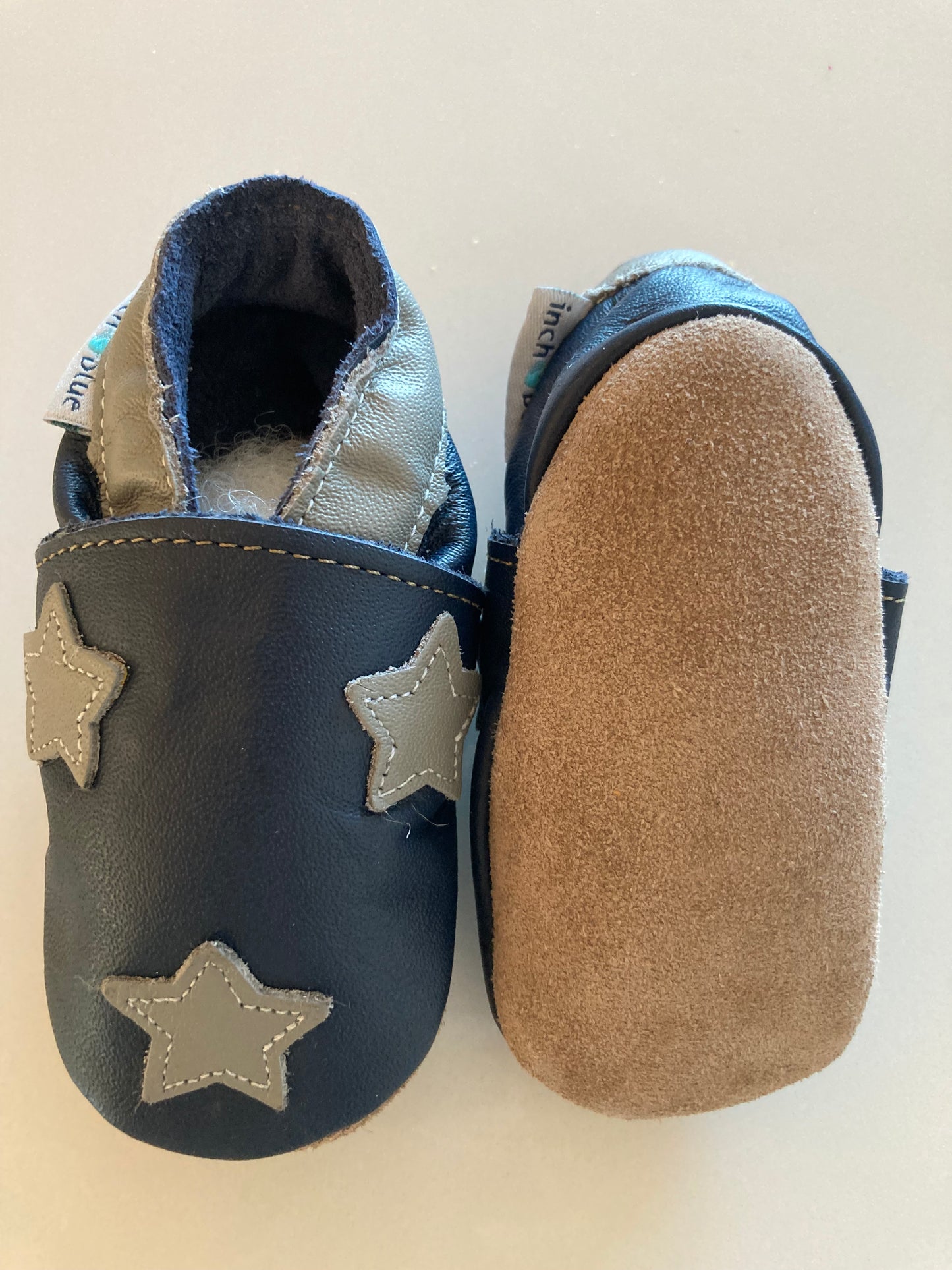 Blauwe leren babyslofjes met sterren van Inch Blue maat 17/18