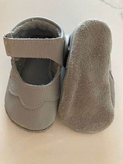 Grijze leren babyslofjes van Baby Paws maat 2