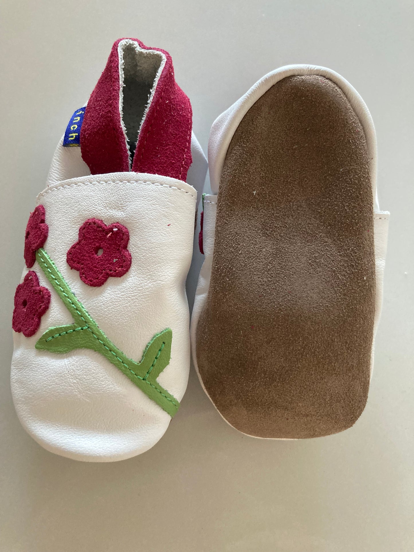 Witte leren babyslofjes met bloemen van Inch Blue