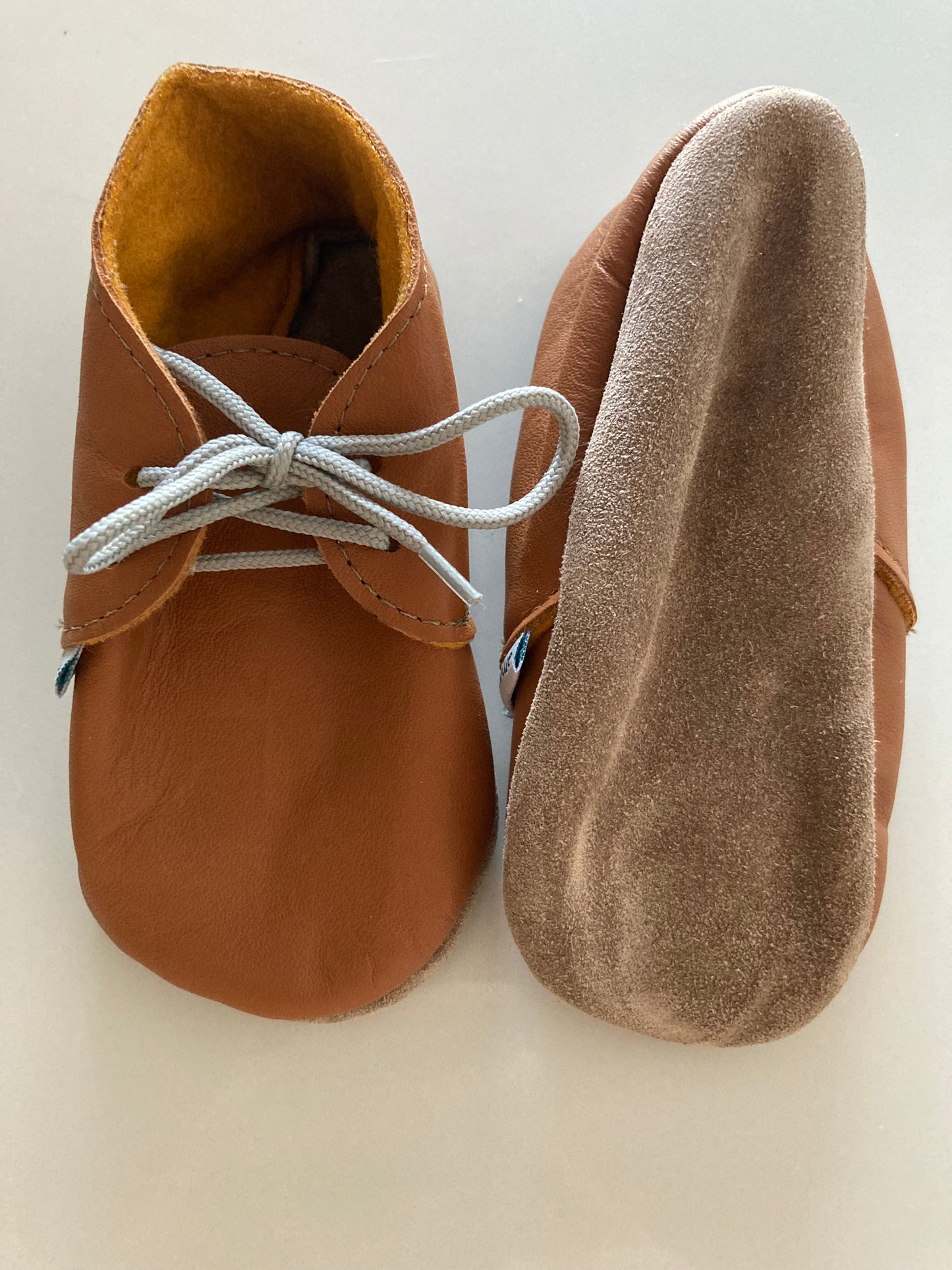 Cognac kleurige leren babyslofjes van Inch Blue