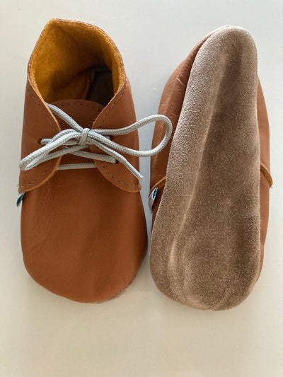 Cognac kleurige leren babyslofjes van Inch Blue