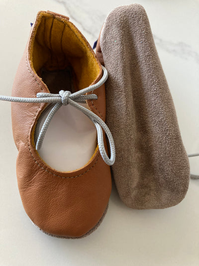 Cognac kleurige leren babyslofjes van Inch Blue
