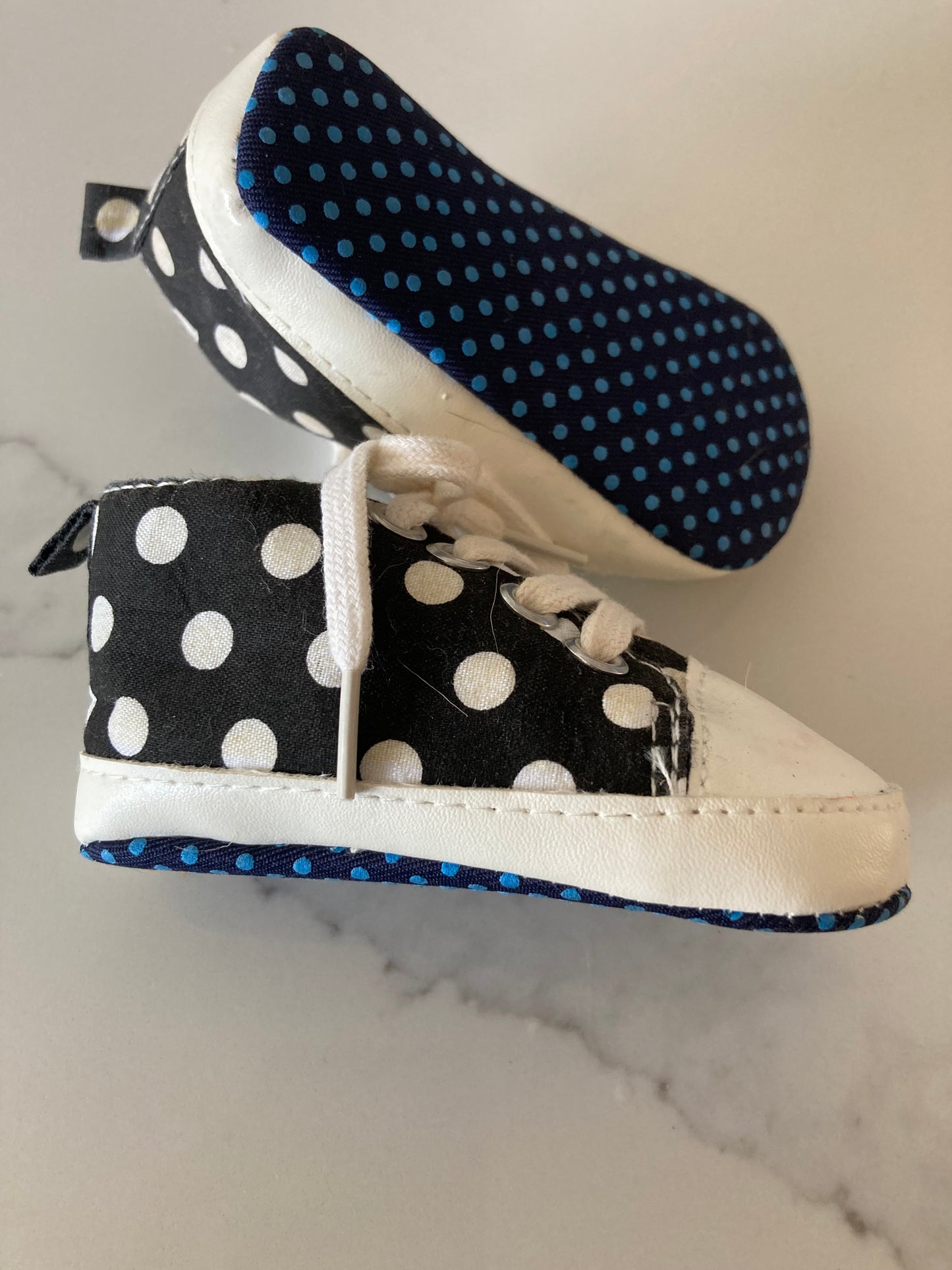 Canvas gympen - babysneakers van Baby-Slofje, marine met stippen