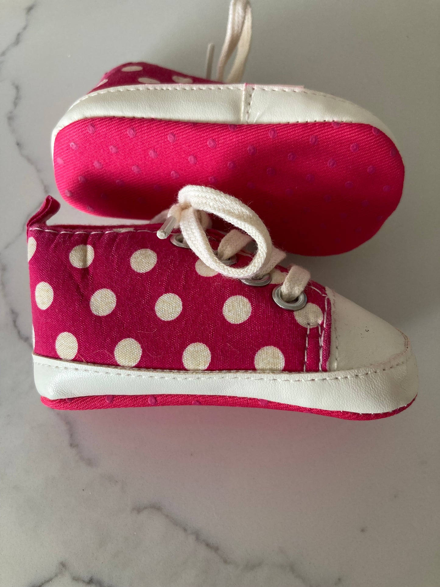 Canvas gympen - babysneakers van Baby-Slofje, roze met stippen