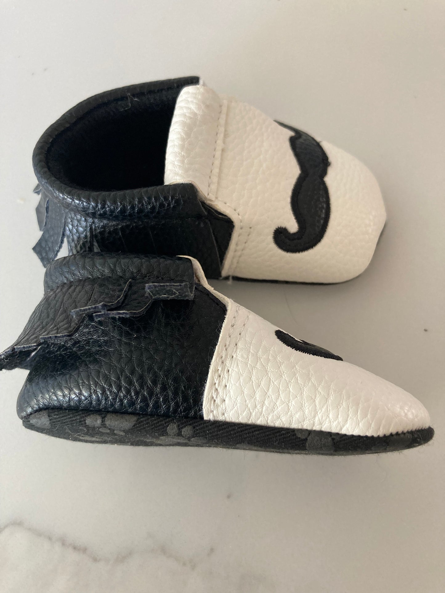 Babyschoentjes van Baby-Slofje,wit-zwart met snor