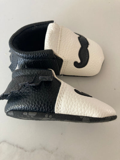 Babyschoentjes van Baby-Slofje,wit-zwart met snor