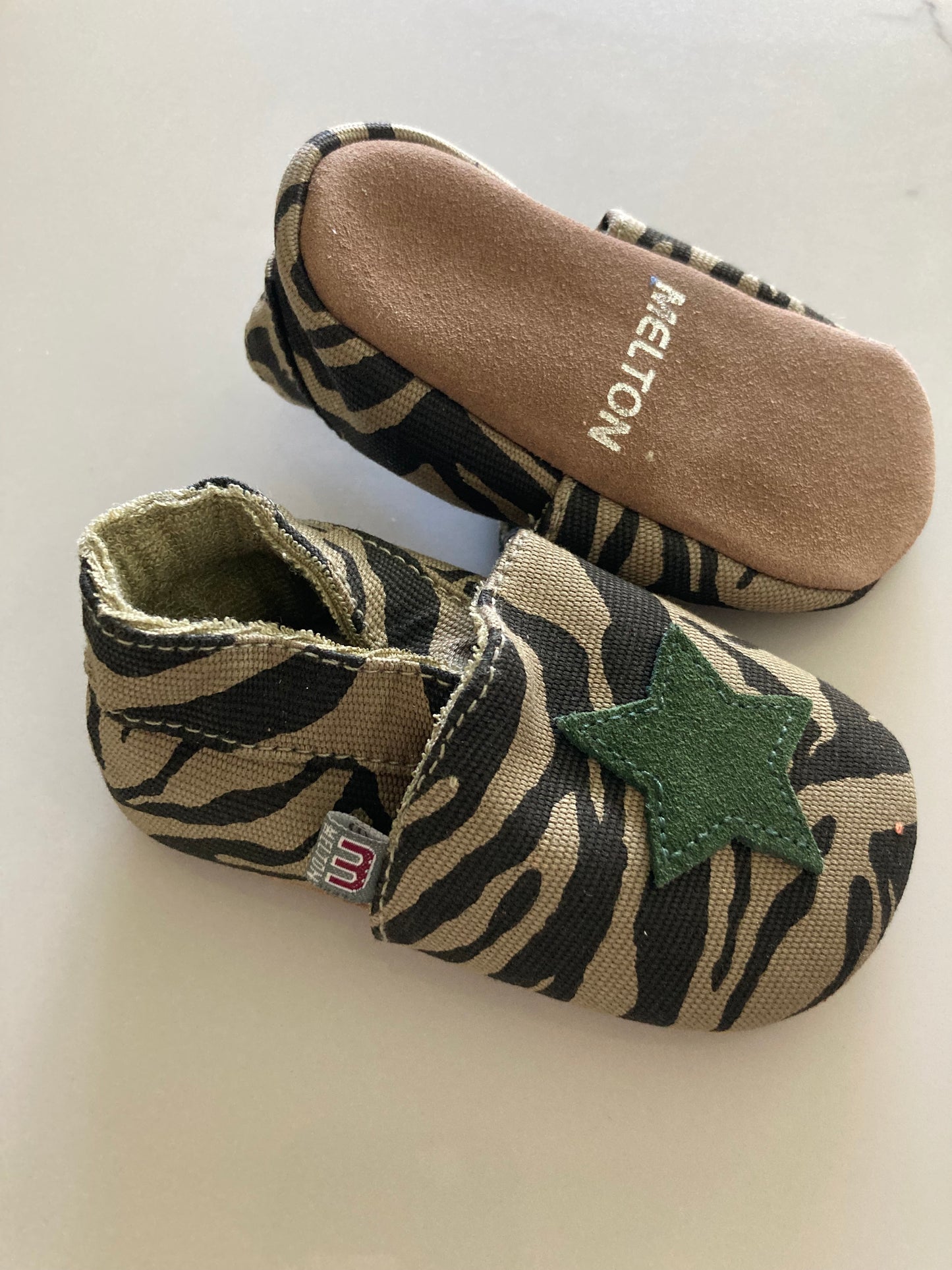 Legergroene camouflage babyslofjes van Melton