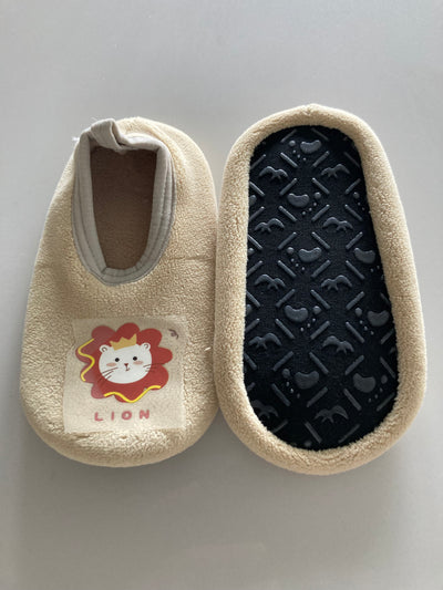 Velourse creme babyslofjes met leeuw