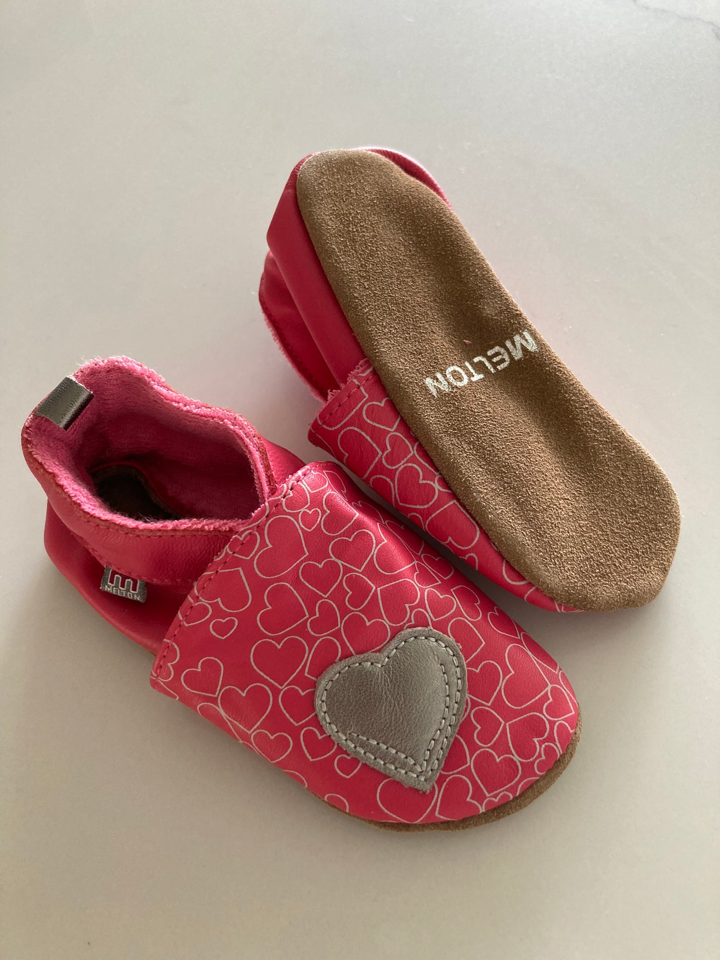 Fuchsia leren babyslofjes met hartjes van Melton
