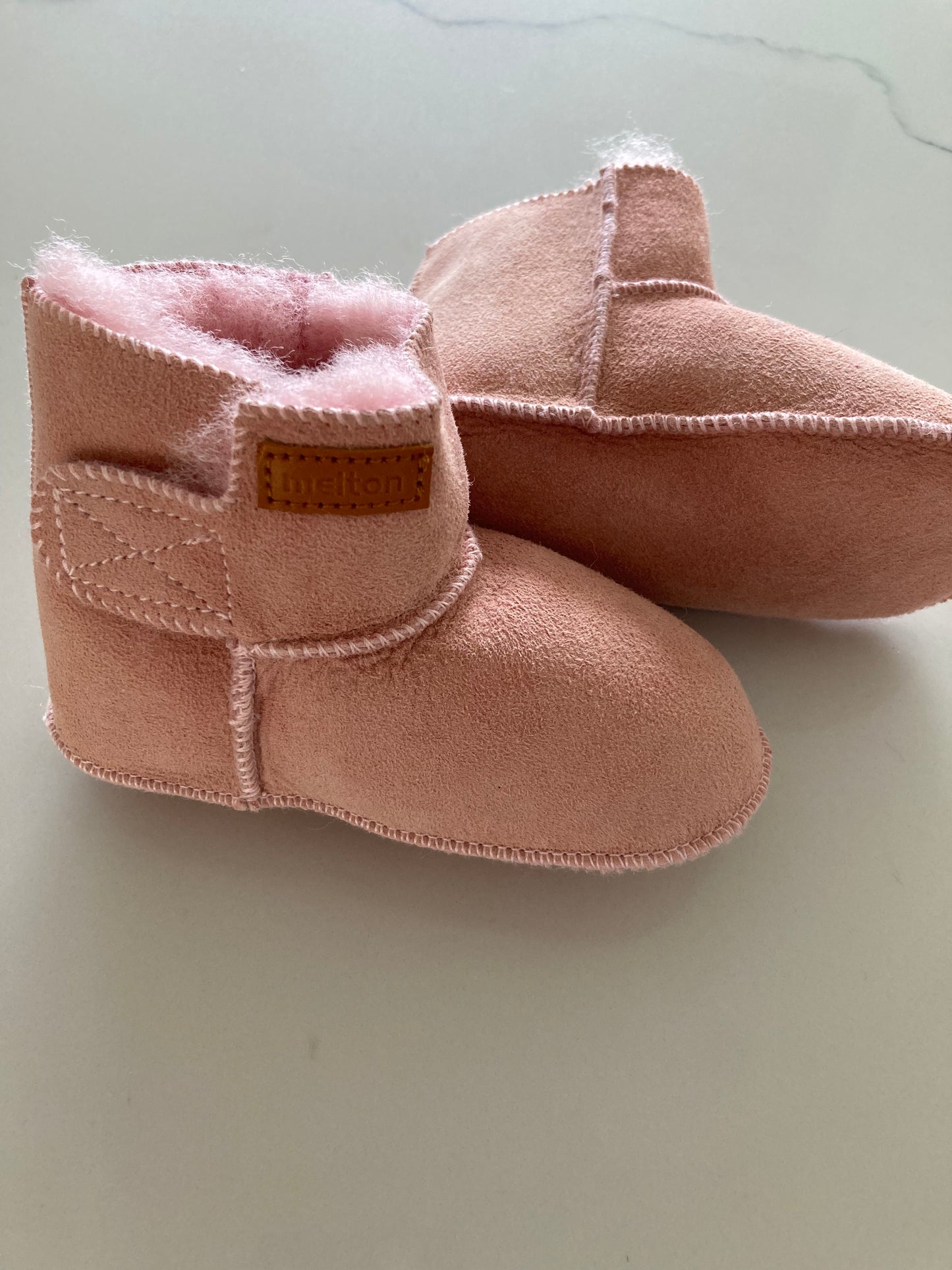 Roze suede babyslofjes met lamswol voering van Melton