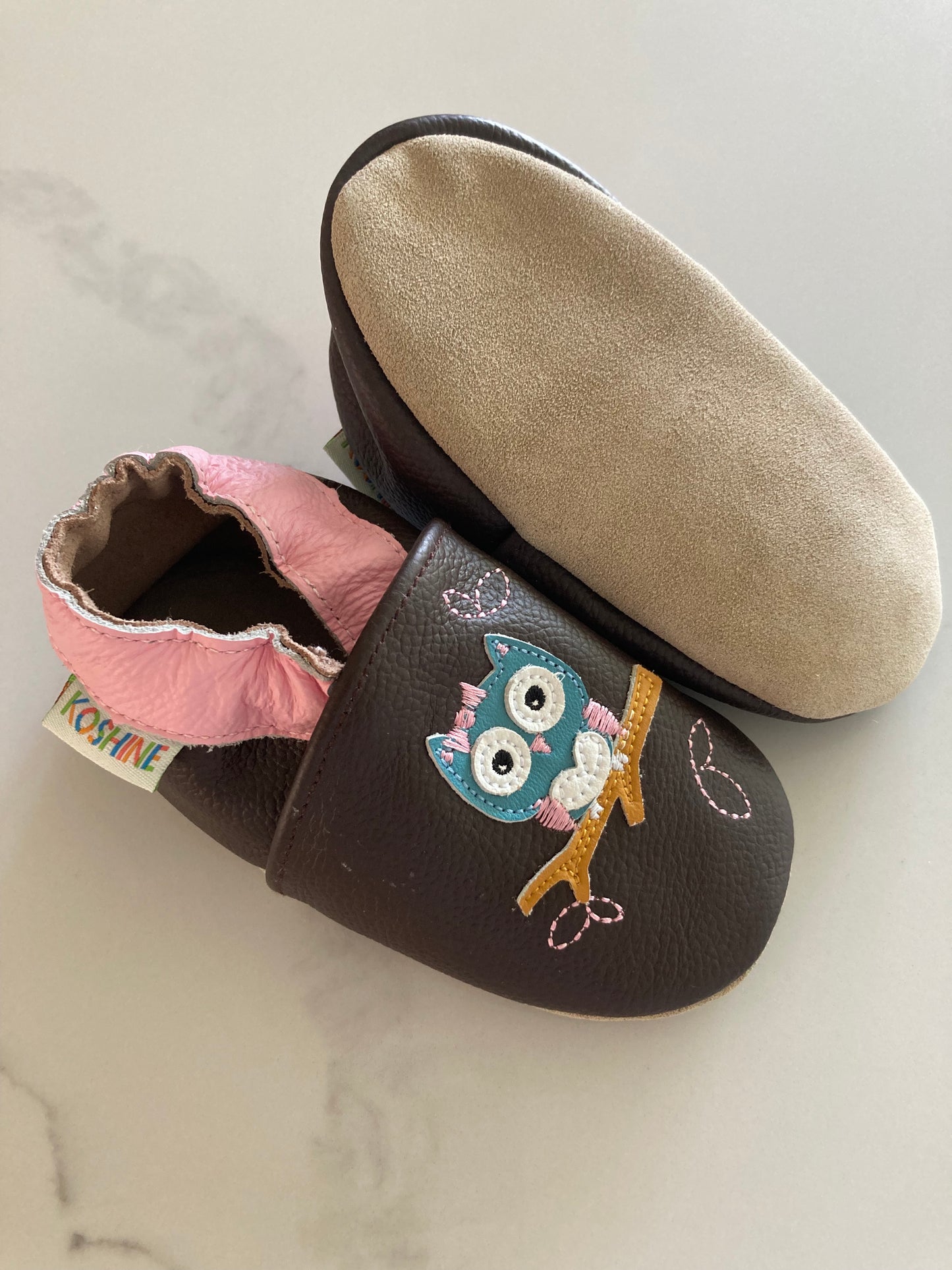 Bruine leren babyslofjes met uil van Koshine maat 24/25
