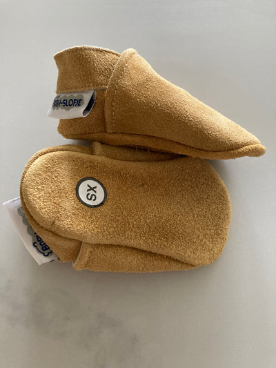 Mosterdgele suede babyslofjes van Baby-Slofje