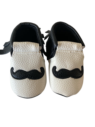 Babyschoentjes van Baby-Slofje,wit-zwart met snor