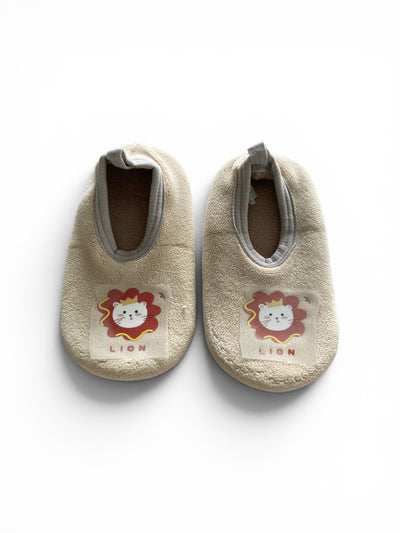 Velourse creme babyslofjes met leeuw
