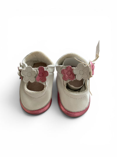 Witte leren babyslofjes met bloemetjes van Melton
