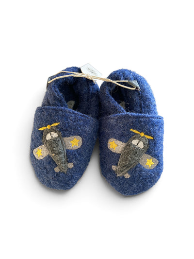Donkerblauwe vilten babyslofjes met vliegtuig van Melton