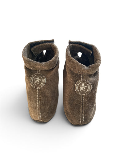 Donkerbruine suede babyslofjes van Oxxy
