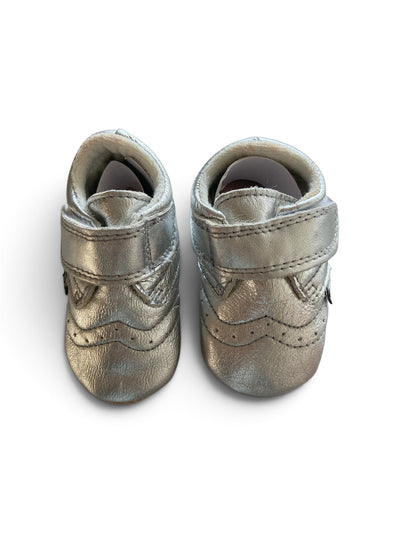 Zilverkleurige leren babyslofjes van Melton
