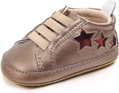 Stoere goudkleurige kunstleer babysneakers met rode sterren
