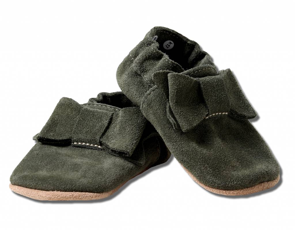 products-krabbelschuhe-oliv-wildleder-schleife-1.jpg