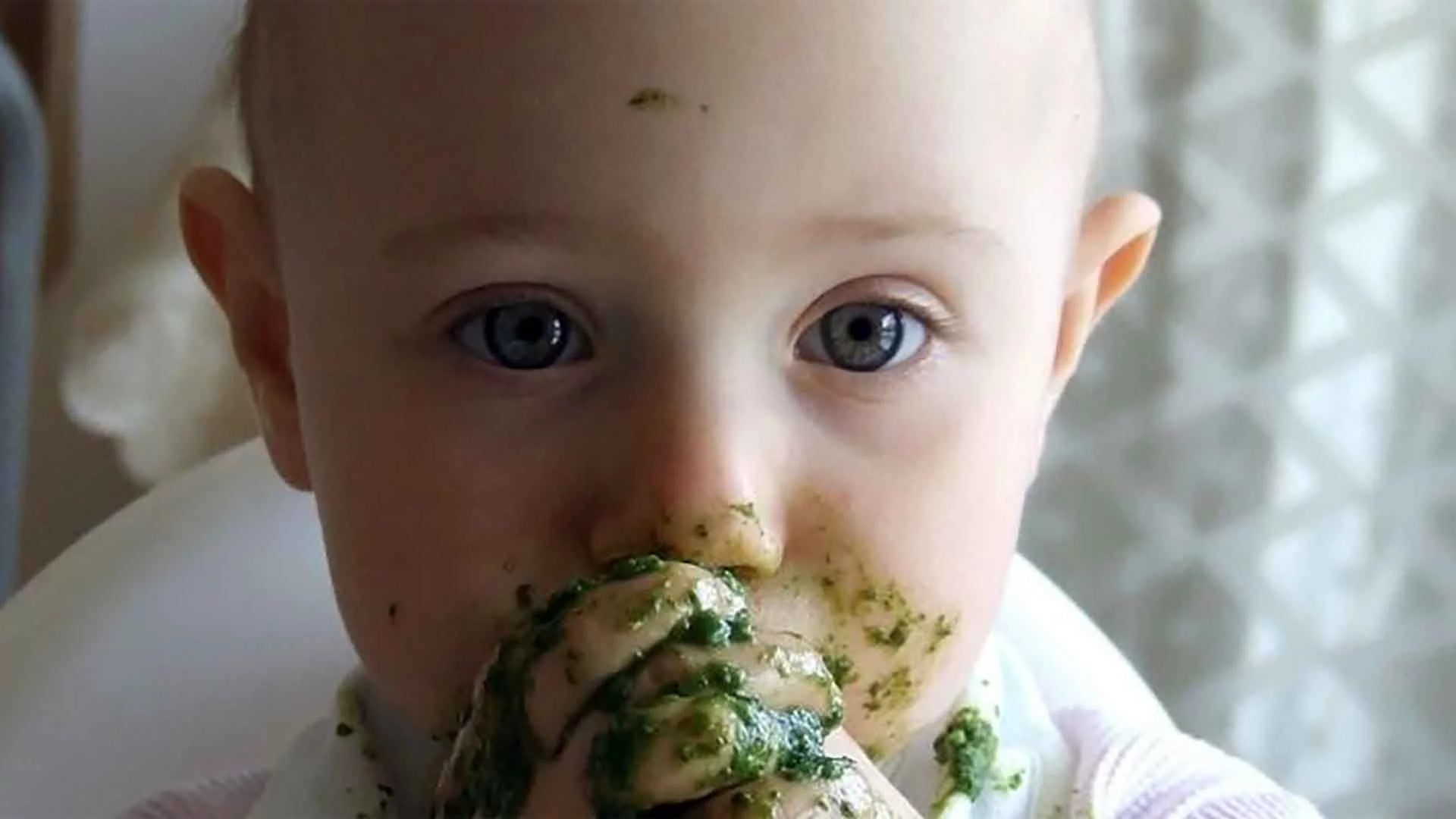Hoe leer ik mijn kind eten zonder te knoeien?