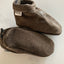 Donkerbruine suede babyslofjes van Oxxy