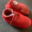 Rode effen leren babyslofjes van Baby Dutch