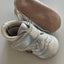 Zilverkleurige leren babyslofjes van Melton