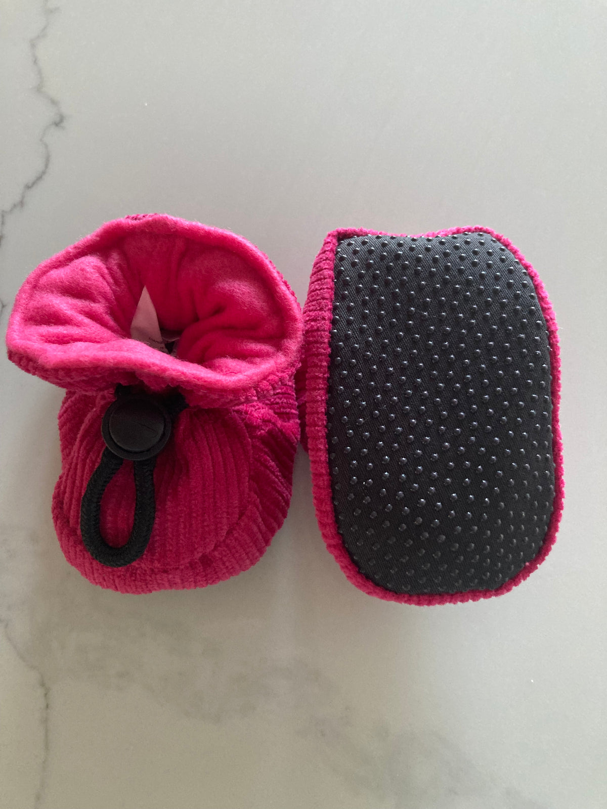 Fuchsia corduroy babyslofjes van Melton