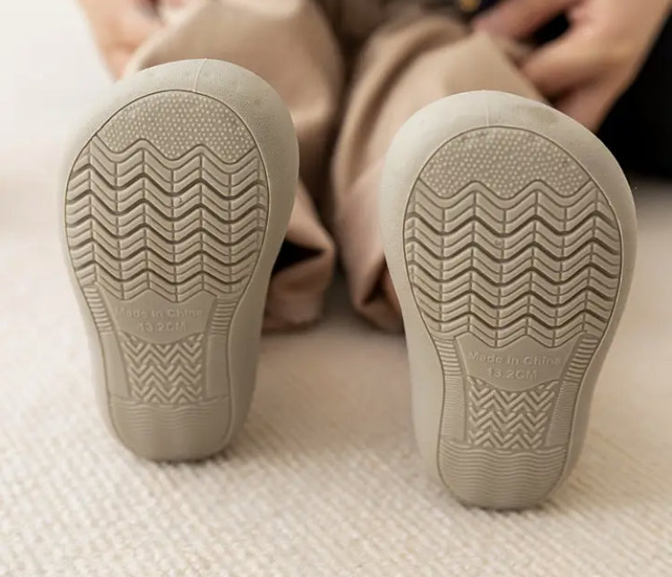 Anti-slip schoentjes , sok sloffen van Baby-Slofje, Cutie Zand