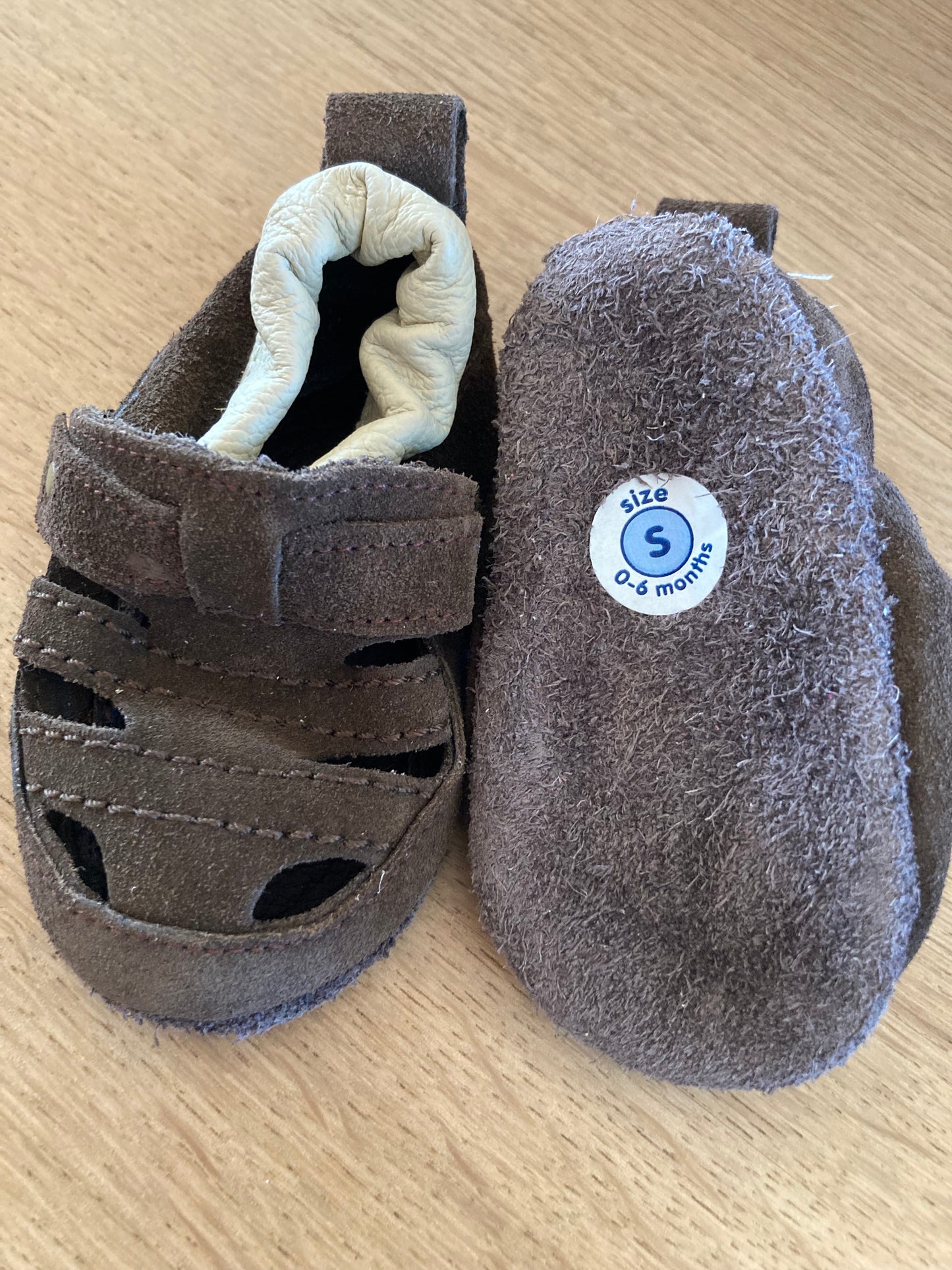 Bruine suede babyslofjes van Shoe Shoos maat 17/18