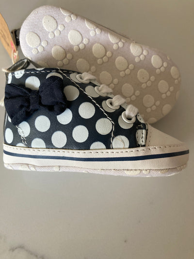 Canvas gympen - babysneakers van Baby-Slofje, donkerblauw met stippen en strikje