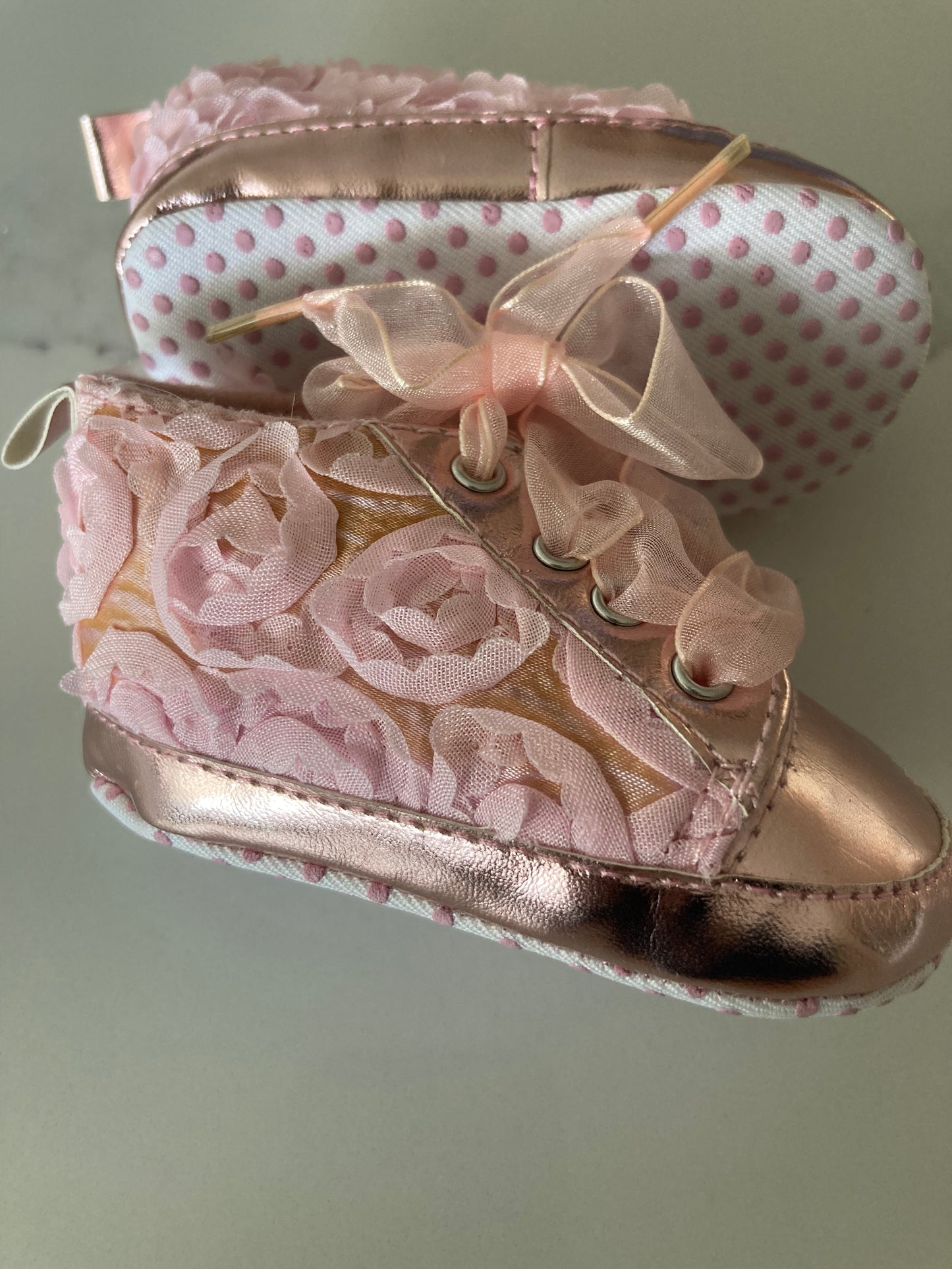 Canvas gympen - babysneakers van Baby-Slofje, roze met roosjes
