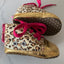 Canvas gympen - babysneakers van Baby-Slofje, goudkleur met luipaardprint
