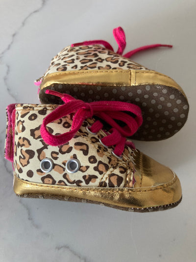 Canvas gympen - babysneakers van Baby-Slofje, goudkleur met luipaardprint