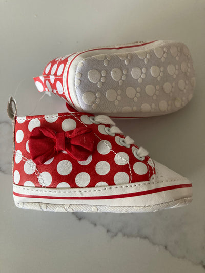 Canvas gympen - babysneakers van Baby-Slofje, rood met stippen en strikje