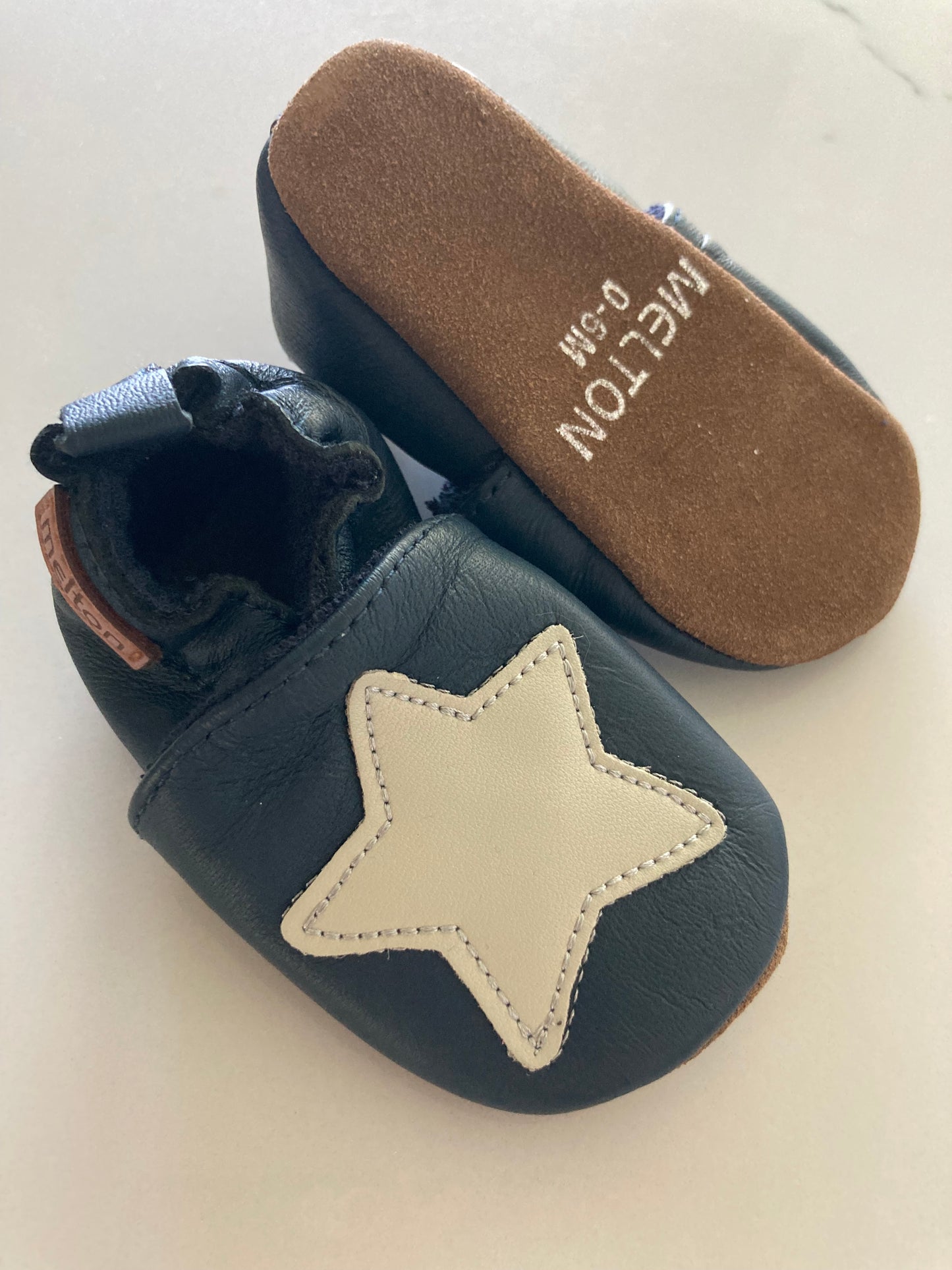 Donkerblauwe leren babyslofjes van Melton met witte ster