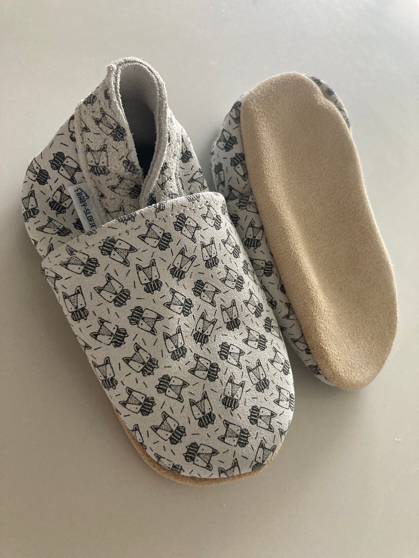 Lichtgrijze suede babyslofjes van Baby-Slofje met vosjes