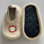 Velourse creme babyslofjes met leeuw