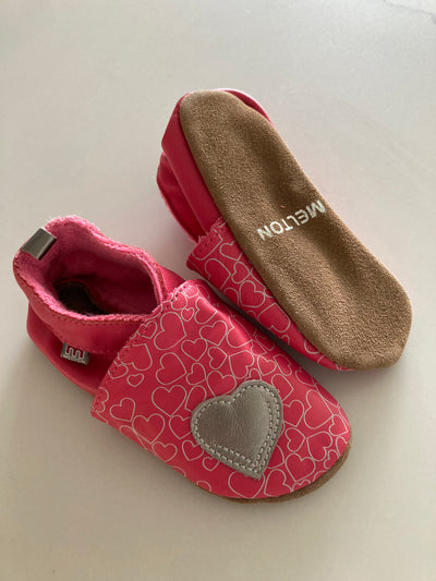Fuchsia leren babyslofjes met hartjes van Melton