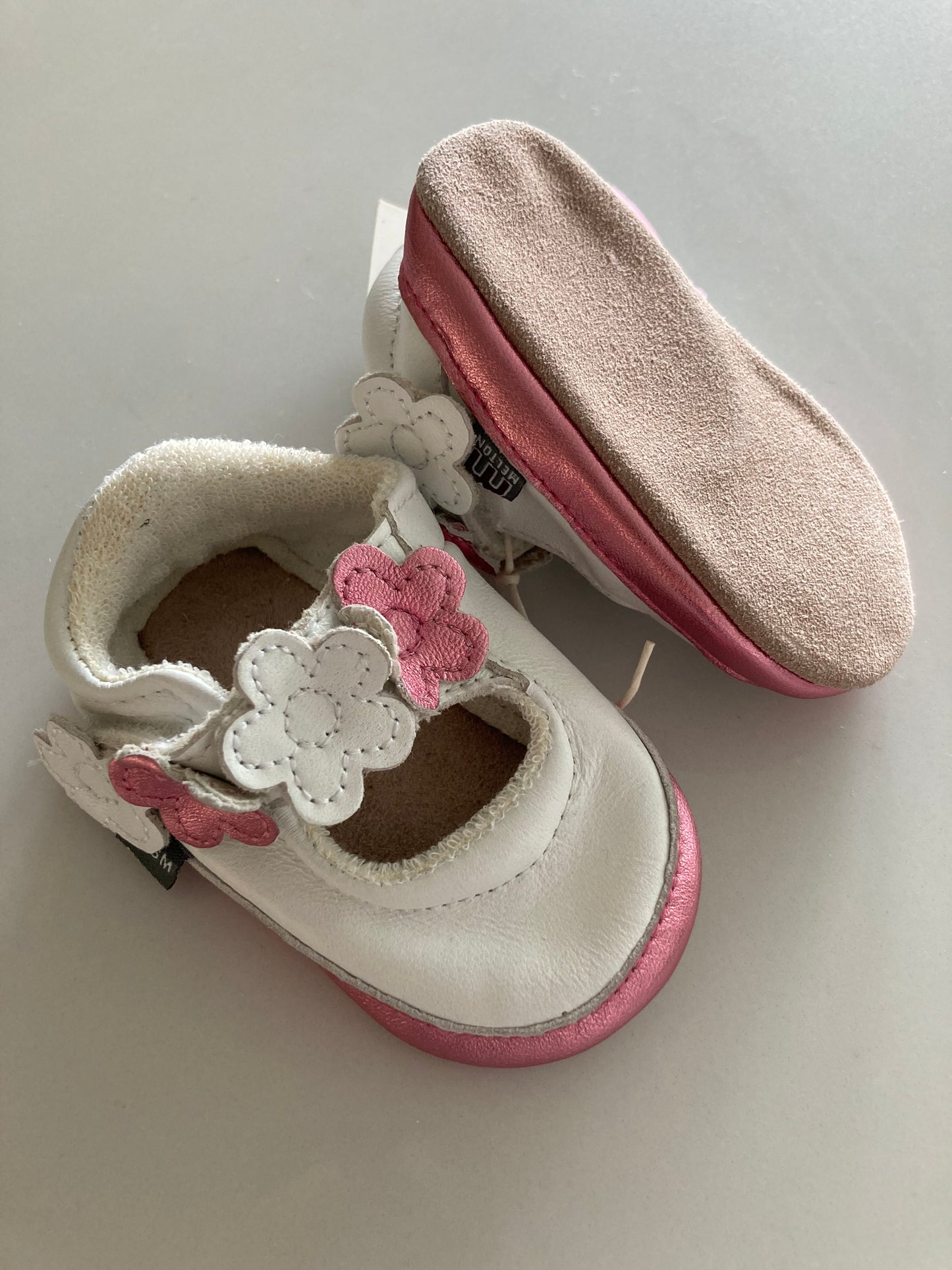 Witte leren babyslofjes met bloemetjes van Melton