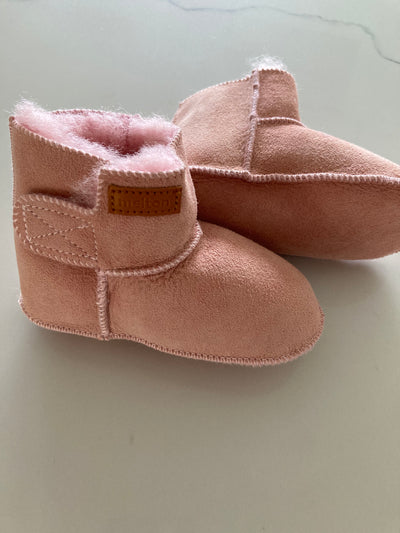 Roze suede babyslofjes met lamswol voering van Melton