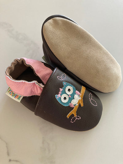 Bruine leren babyslofjes met uil van Koshine maat 24/25