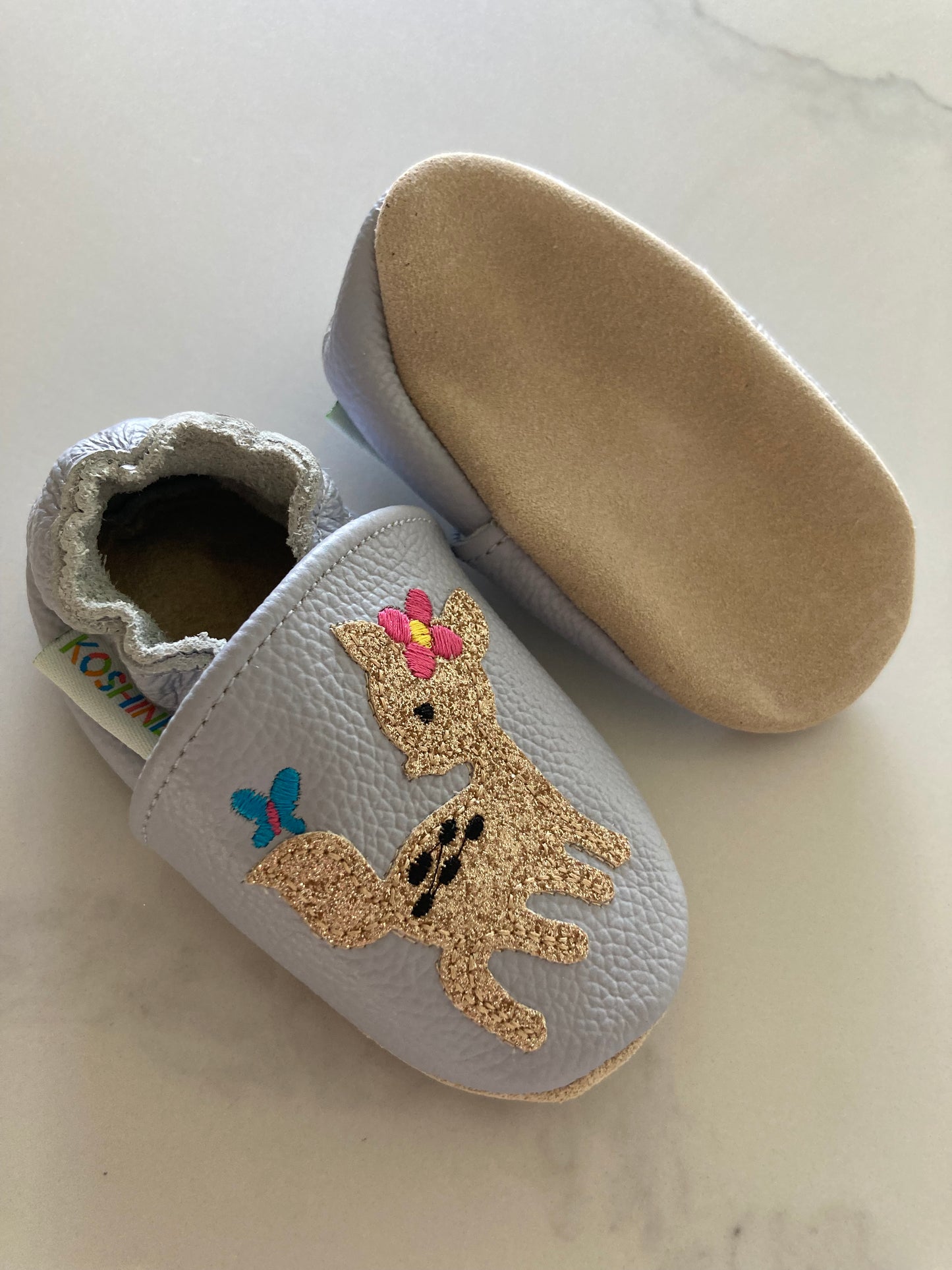 Lila leren babyslofjes van Koshine met hertje maat 18/19