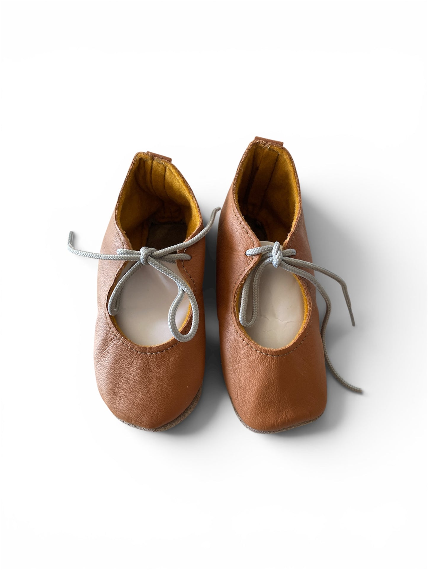 Cognac kleurige leren babyslofjes van Inch Blue